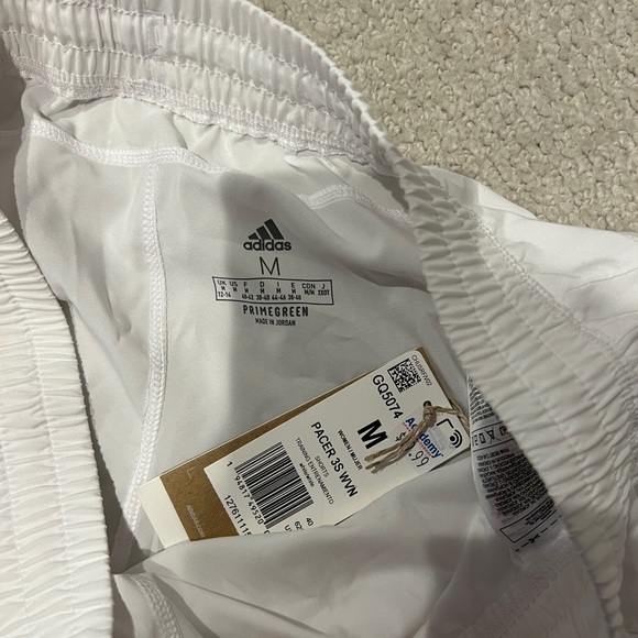 NEVER WORN ADIDAS SHORTS SIZE MEDIUM - Picture 3 of 3